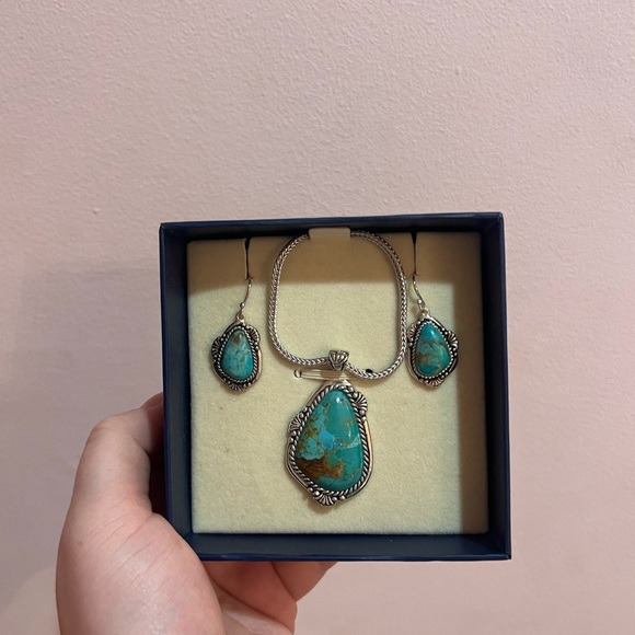 Stauer Sedona Turquoise Pendant, Chain and Earrings - Picture 3 of 7